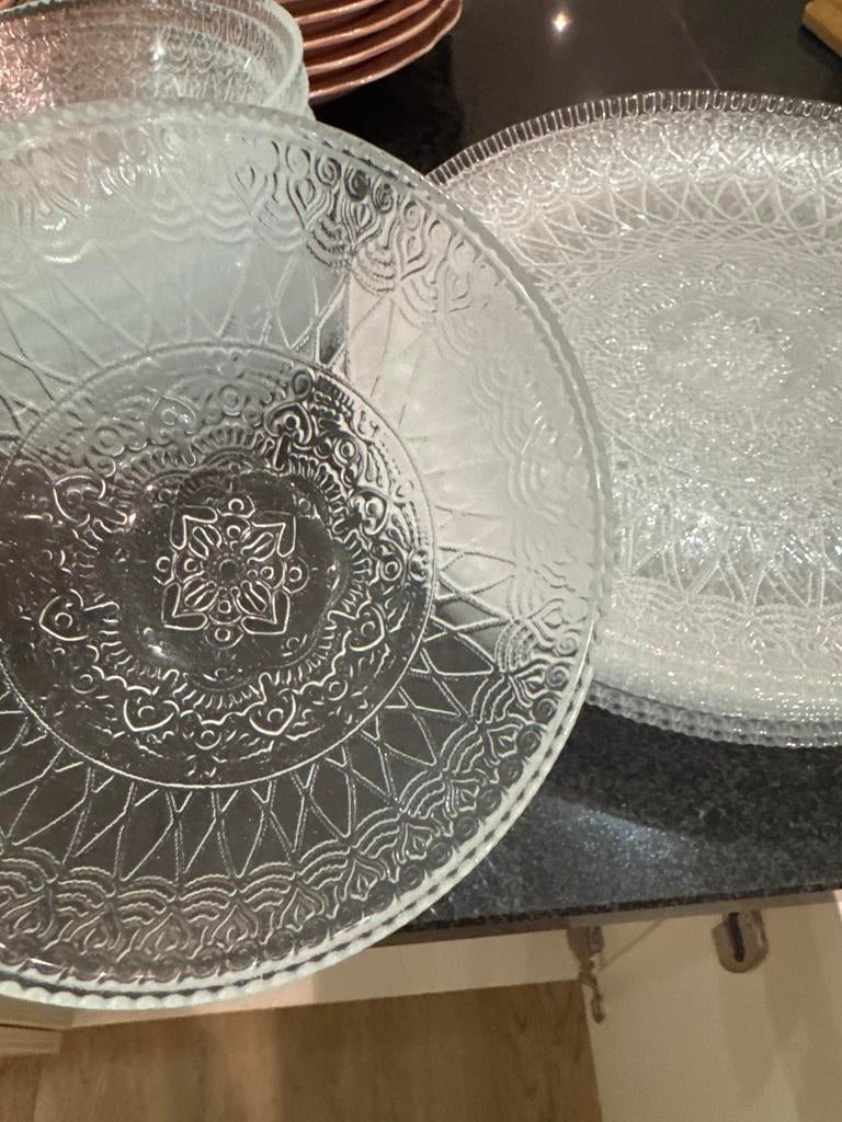 Servies: 10 diepe kommen en 8 platte borden, Ophalen, Gebruikt, Schaal, Rond