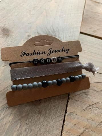 Zwarte armbanden beschikbaar voor biedingen