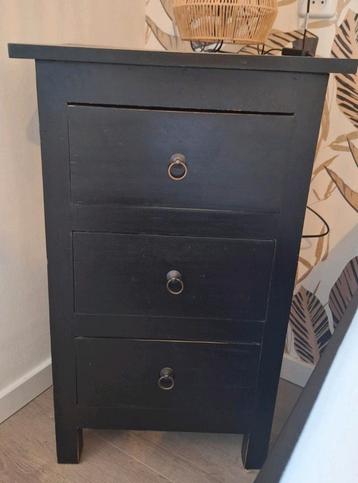 Leuk en massief zwart houten ladekastje. beschikbaar voor biedingen