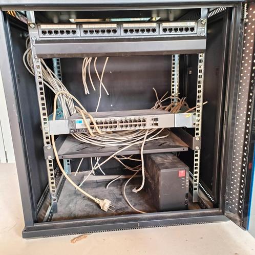 Prestaq Serverkast met HP Switch & Patch Panel, Computers en Software, Serverkasten, Gebruikt, Glas, Geperforeerd, Ophalen