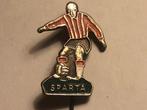 Metalen SPARTA VOETBALLER Voetbal Speld (Rood/Zwart)., Verzamelen, Speldjes, Pins en Buttons, Sport, Ophalen of Verzenden, Speldje of Pin