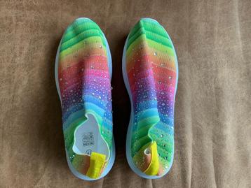 Sneakers in regenboogkleuren met glitters beschikbaar voor biedingen
