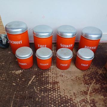 Partij emaille voorraad bussen koffie thee suiker enz. beschikbaar voor biedingen