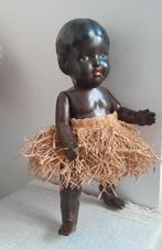 Oude pop Wildebras donker/zwart met origineel rieten rokje, Ophalen of Verzenden