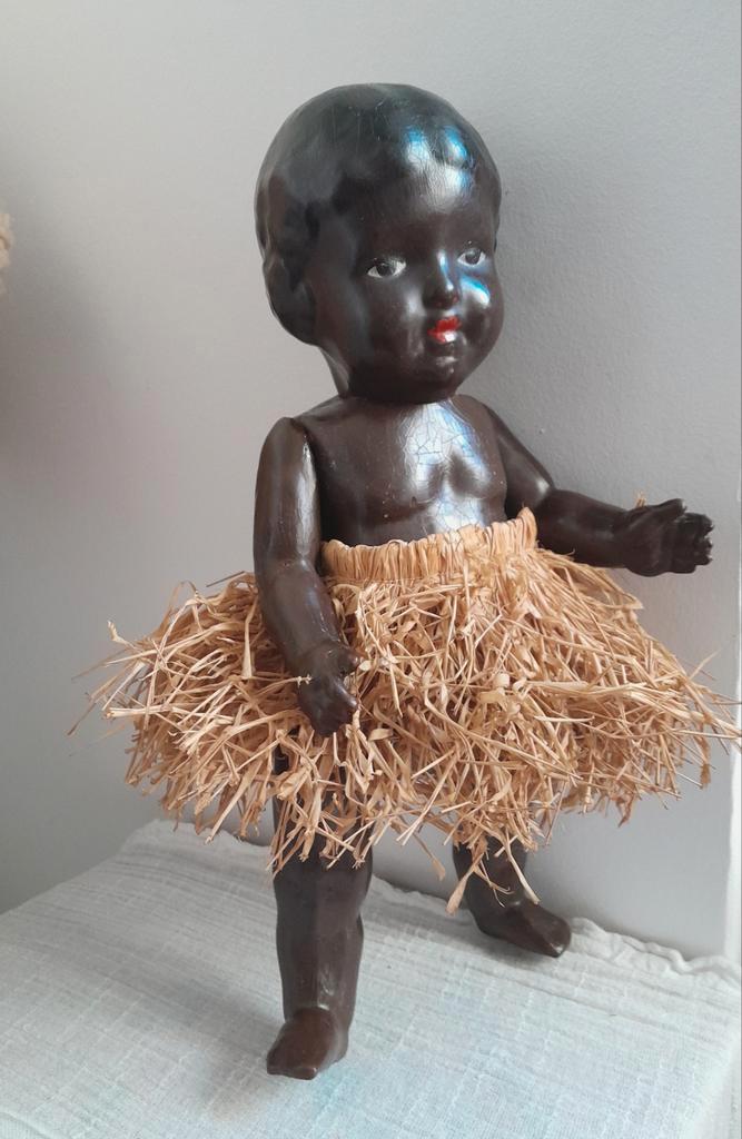 Oude pop Wildebras donker/zwart met origineel rieten rokje, Antiek en Kunst, Antiek | Speelgoed, Ophalen of Verzenden