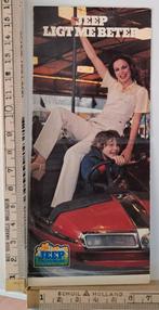Vintage sticker Jeep ligt me beter botsauto kermis., Ophalen of Verzenden