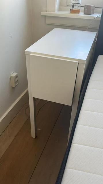 2 witte nachtkastjes