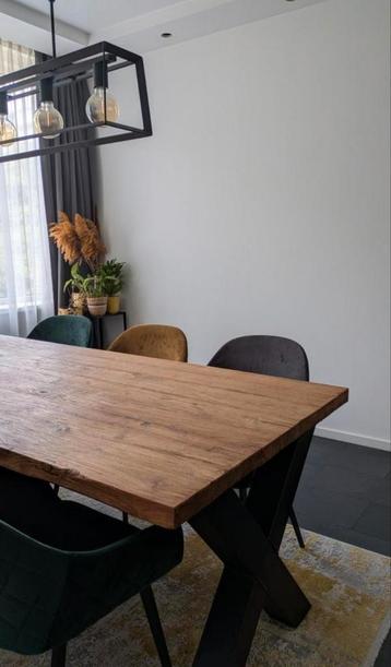 Zo goed als nieuwe eikenhout eettafel met 6 velvet stoelen beschikbaar voor biedingen
