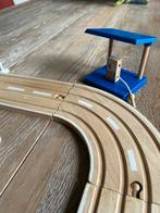 Houten Treinbaan met Huisje, Tankstation & Treinen, Ophalen, Zo goed als nieuw, Jongen