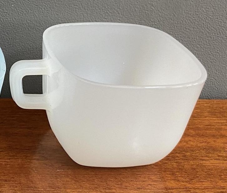 60 jaren witte opale glazen koffiemok soepkom chocomelk mok, Huis en Inrichting, Keuken | Servies, Gebruikt, Kop(pen) en/of Schotel(s)
