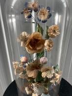 Antieke stolp met porseleinen vaasje en bloemen, Ophalen of Verzenden