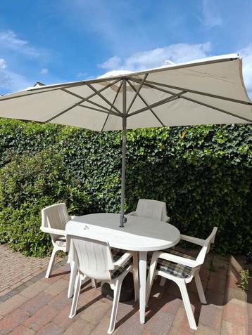 Tuinset. Tafel met 4 stoelen 1 standenstoel. Incl. kussens.  beschikbaar voor biedingen