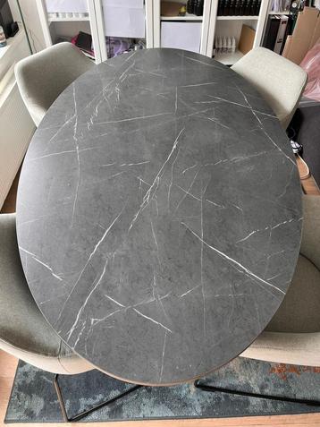 Tafel + 4 stoelen van 50. € – Als nieuw! beschikbaar voor biedingen
