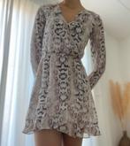 Slangenprint jurk xs h&m grijs, Ophalen of Verzenden, Zo goed als nieuw, Maat 34 (XS) of kleiner, Grijs