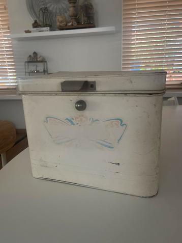 Vintage brocant Bakkersblik beschikbaar voor biedingen