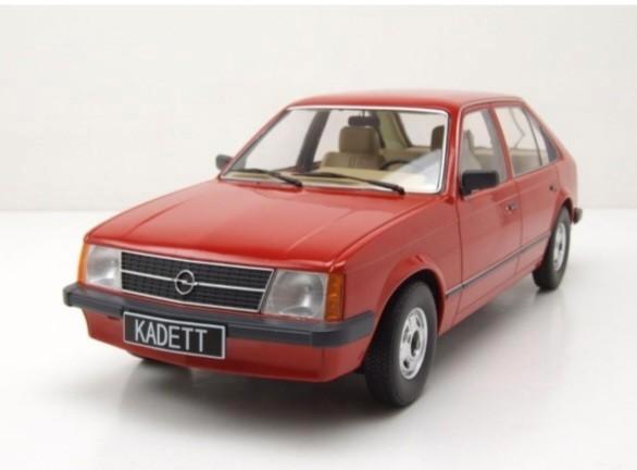 1:18 Opel Kadett D uit 1984 Rood 4 deurs Triple9, Hobby en Vrije tijd, Modelauto's | 1:18, Nieuw, Auto, Overige merken, Ophalen of Verzenden