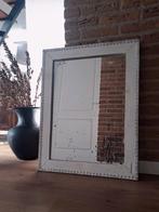 Vintage grote verweerde brocante spiegel met Witte Lijst, Huis en Inrichting, Woonaccessoires | Spiegels, Gebruikt, Ophalen of Verzenden