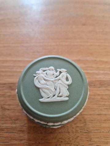Wedgwood Jasperware dekseldoosje.  beschikbaar voor biedingen