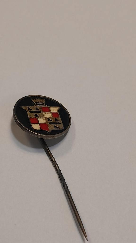 Vintage Speldje Cadillac logo, Verzamelen, Speldjes, Pins en Buttons, Gebruikt, Speldje of Pin, Overige onderwerpen, Ophalen of Verzenden