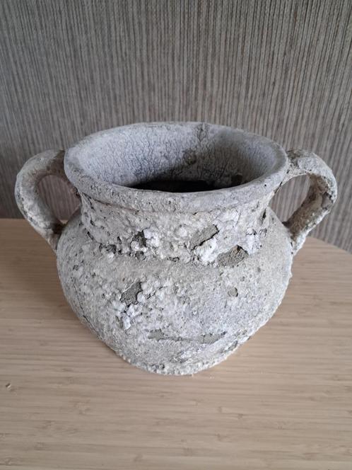 Grote cement verweerde pot met oren, sober en stoer., Huis en Inrichting, Woonaccessoires | Overige, Zo goed als nieuw, Ophalen of Verzenden