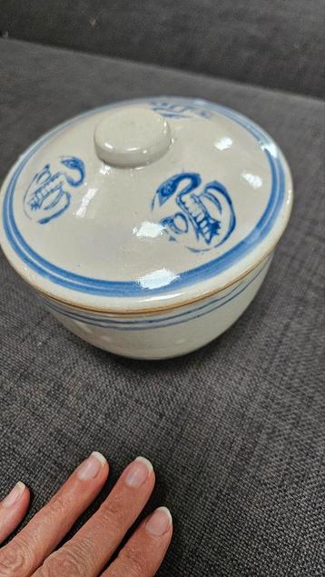Oude Rijstpot met Blauwe Decoratie beschikbaar voor biedingen