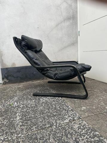 Vintage zwarte lounge stoel – jaren ’70/’80 design beschikbaar voor biedingen
