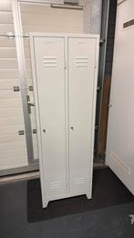 Metalen lichtgrijs locker kast 2 deurs afsluitbaar, Ophalen, Zo goed als nieuw
