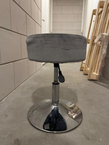 Velvet grijs krukje verstelbaar tot 50 cm beschikbaar voor biedingen