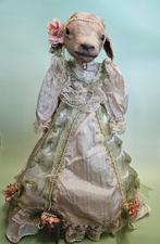 Taxidermie Lam in Jurk - Uniek Decoratieobject, Ophalen of Verzenden