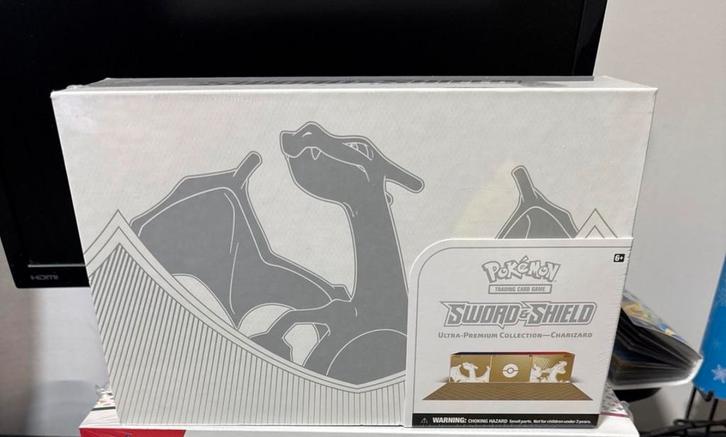 Charizard Ultra Premium Collection, Hobby en Vrije tijd, Verzamelkaartspellen | Pokémon, Nieuw, Ophalen of Verzenden