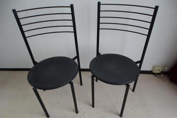 2 Zwarte metalen stoelen beschikbaar voor biedingen