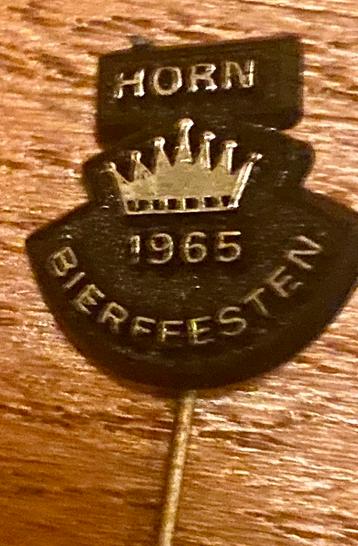 Oud speldje van de Huyben bierfeesten 1965 Horn beschikbaar voor biedingen