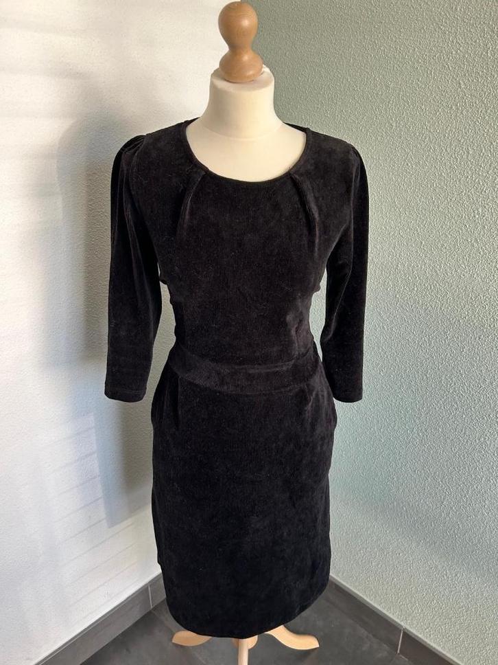 King Louie maat M fluwelen corduroy mona jurk 171, Kleding | Dames, Jurken, Zo goed als nieuw, Maat 38/40 (M), Zwart, Knielengte