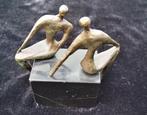 bronzen beeld op marmeren sokkel minimalistische kunstwerk, Ophalen of Verzenden