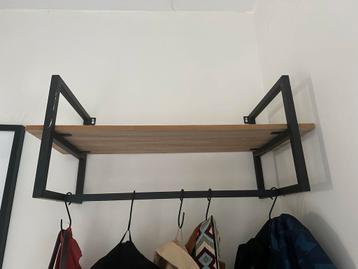 Wandkapstok met Houten Plank en Metalen Frame beschikbaar voor biedingen