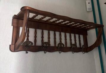 Te koop aangeboden: een prachtige, vintage houten kapstok in beschikbaar voor biedingen