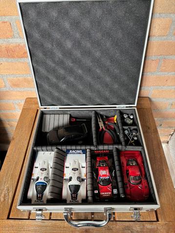 Slotcar auto’s met koffertje beschikbaar voor biedingen