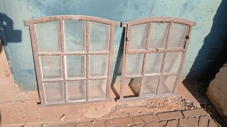 2 stuks authentieke gietijzeren stalramen met recent glas, Antiek en Kunst, Curiosa en Brocante, Ophalen of Verzenden