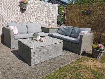 Mooie wicker grijs loungeset met veel opbergruimte nette sta beschikbaar voor biedingen