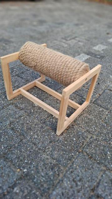 Katten speel toestel krap paal beschikbaar voor biedingen