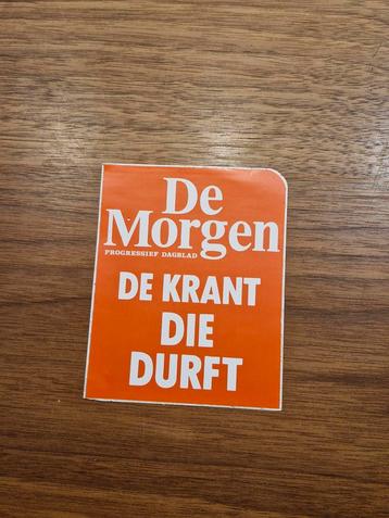 2739 De Morgen Sticker - 'De Krant Die Durft' beschikbaar voor biedingen