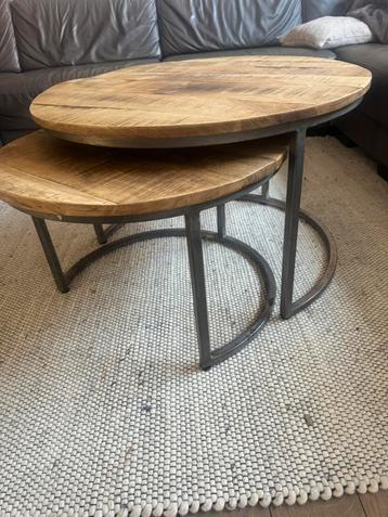 Nette houten ronde salontafels set van twee beschikbaar voor biedingen