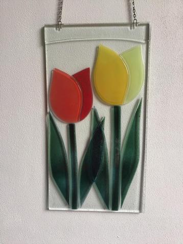 Glazen raamhanger  met 2 tulpen. 28x15 cm beschikbaar voor biedingen