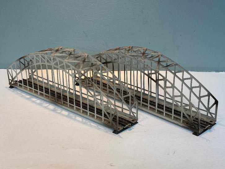 2 Märklin 467/2 boogbruggen met doorlopende middengeleider, Hobby en Vrije tijd, Modeltreinen | H0, Gebruikt, Brug, Tunnel of Gebouw