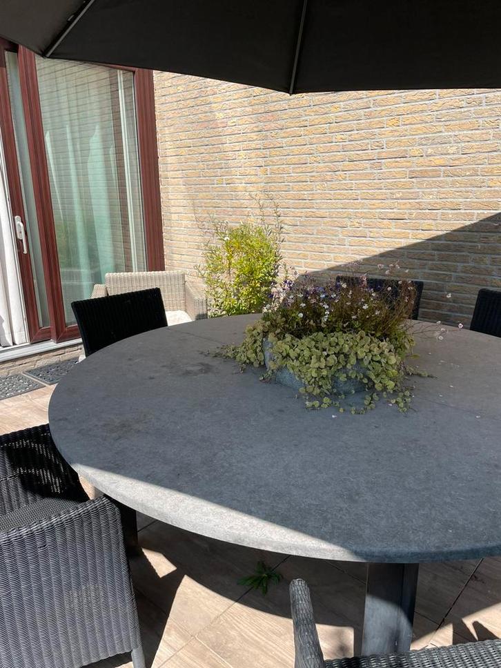 Gratis!!!! Robuuste en grote natuurstenen tuintafel, Tuin en Terras, Tuintafels, Gebruikt, Rond, Overige materialen, Ophalen