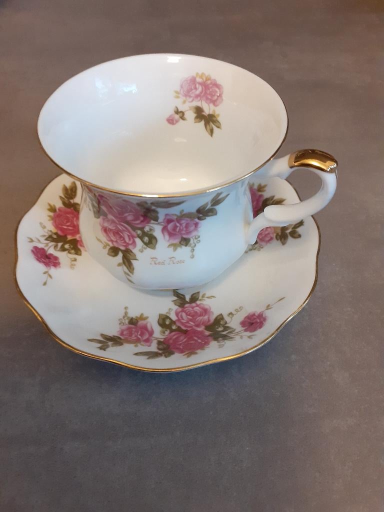 Royal Ascot - Red Rose - kop en schotel, Ophalen of Verzenden, Zo goed als nieuw, Overige stijlen, Kop(pen) en/of Schotel(s)