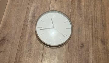 Witte Analoge Klok beschikbaar voor biedingen