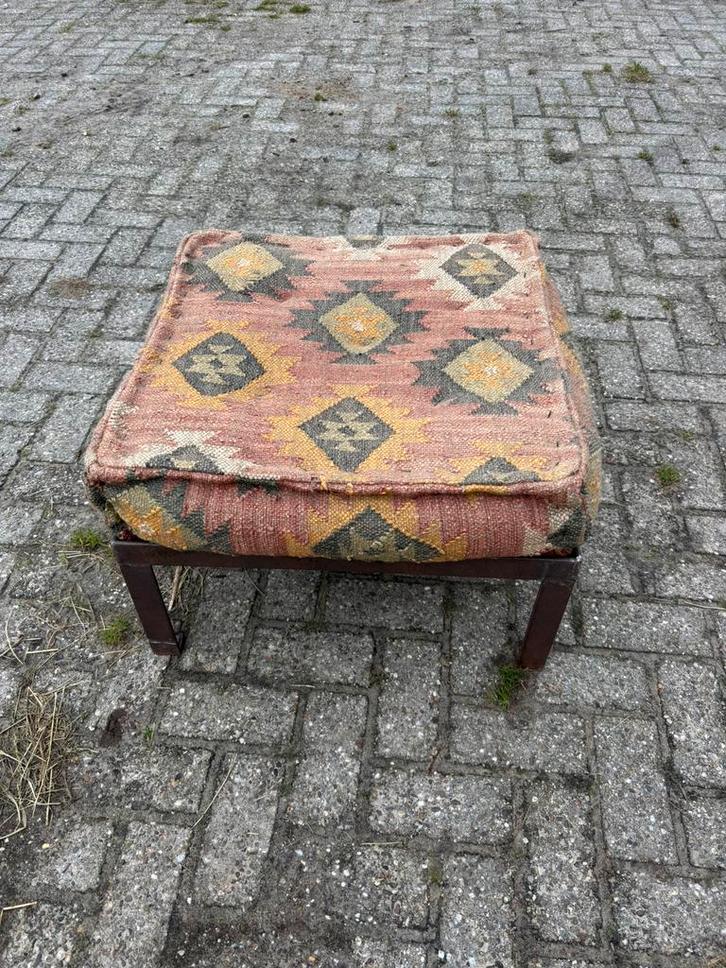 Gave riverdale poef met zelfgemaakt stevig onderstel!, Huis en Inrichting, Banken | Voetenbanken en Poefen, Gebruikt, Vierkant