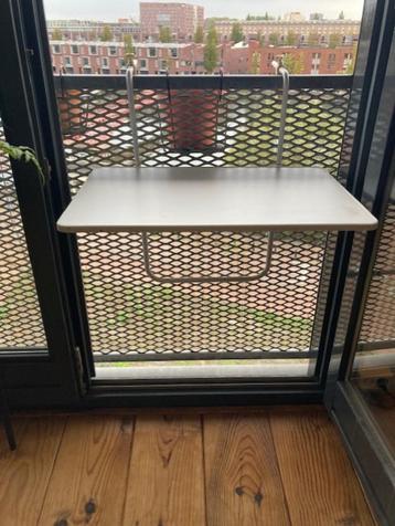wit balkontafeltje voor aan een balustrade beschikbaar voor biedingen