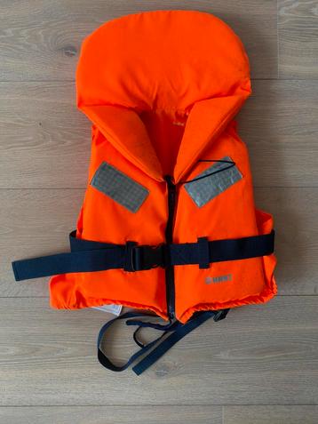 Zwemvest Bay100N. 30-40kg. beschikbaar voor biedingen